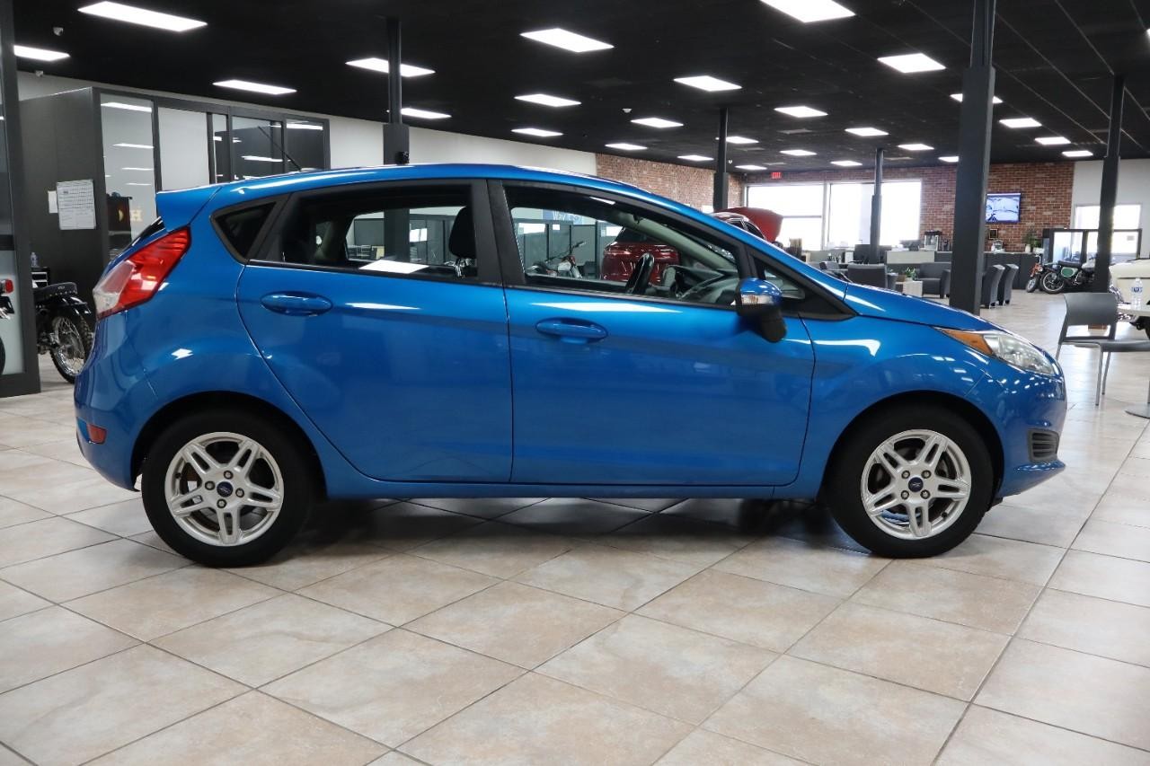 Ford Fiesta Vehicle Full-screen Gallery Image 7