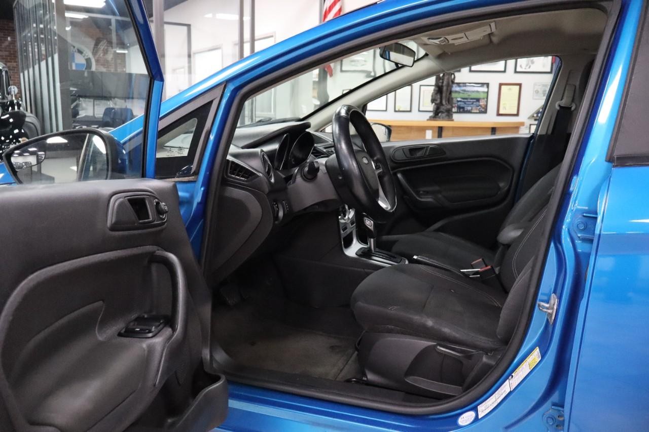 Ford Fiesta Vehicle Full-screen Gallery Image 10