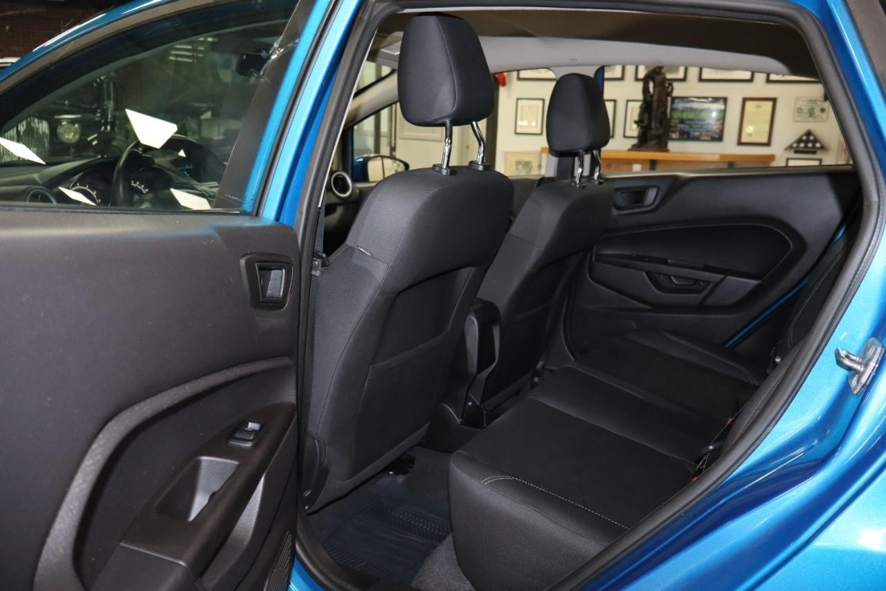 Ford Fiesta Vehicle Full-screen Gallery Image 23