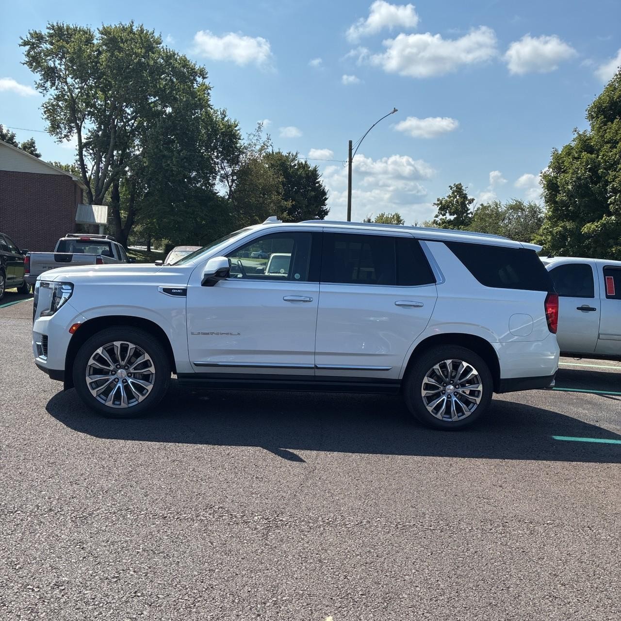 GMC Yukon Vehicle Full-screen Gallery Image 2
