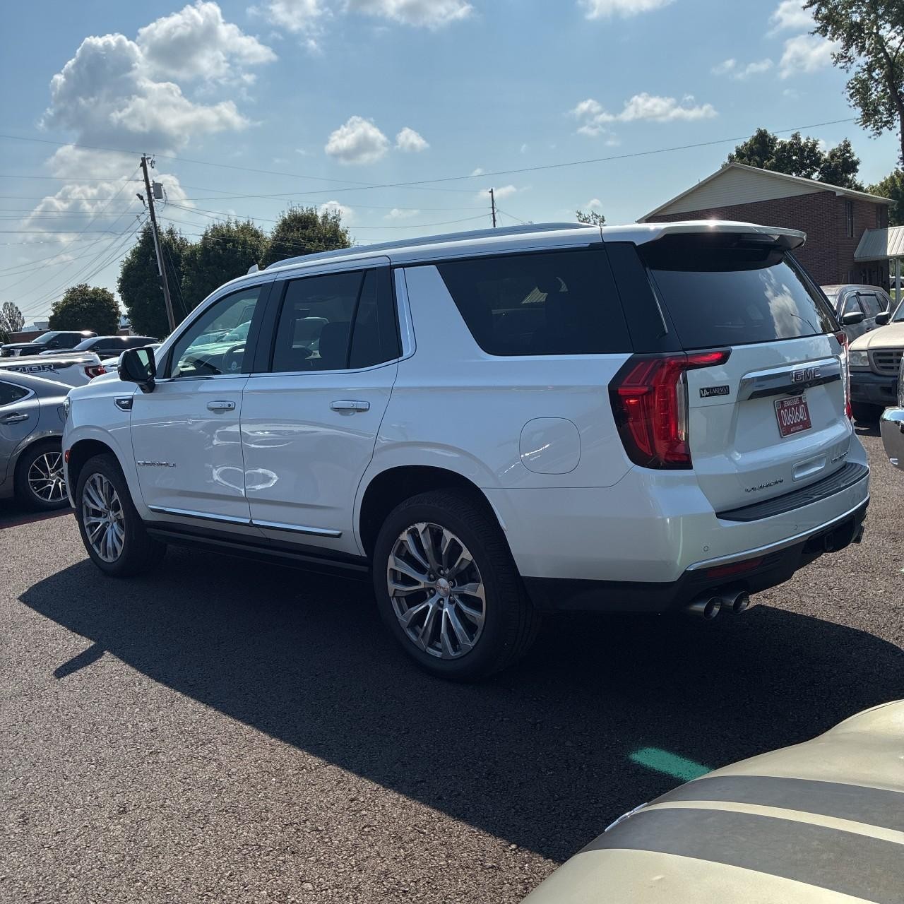 GMC Yukon Vehicle Full-screen Gallery Image 3