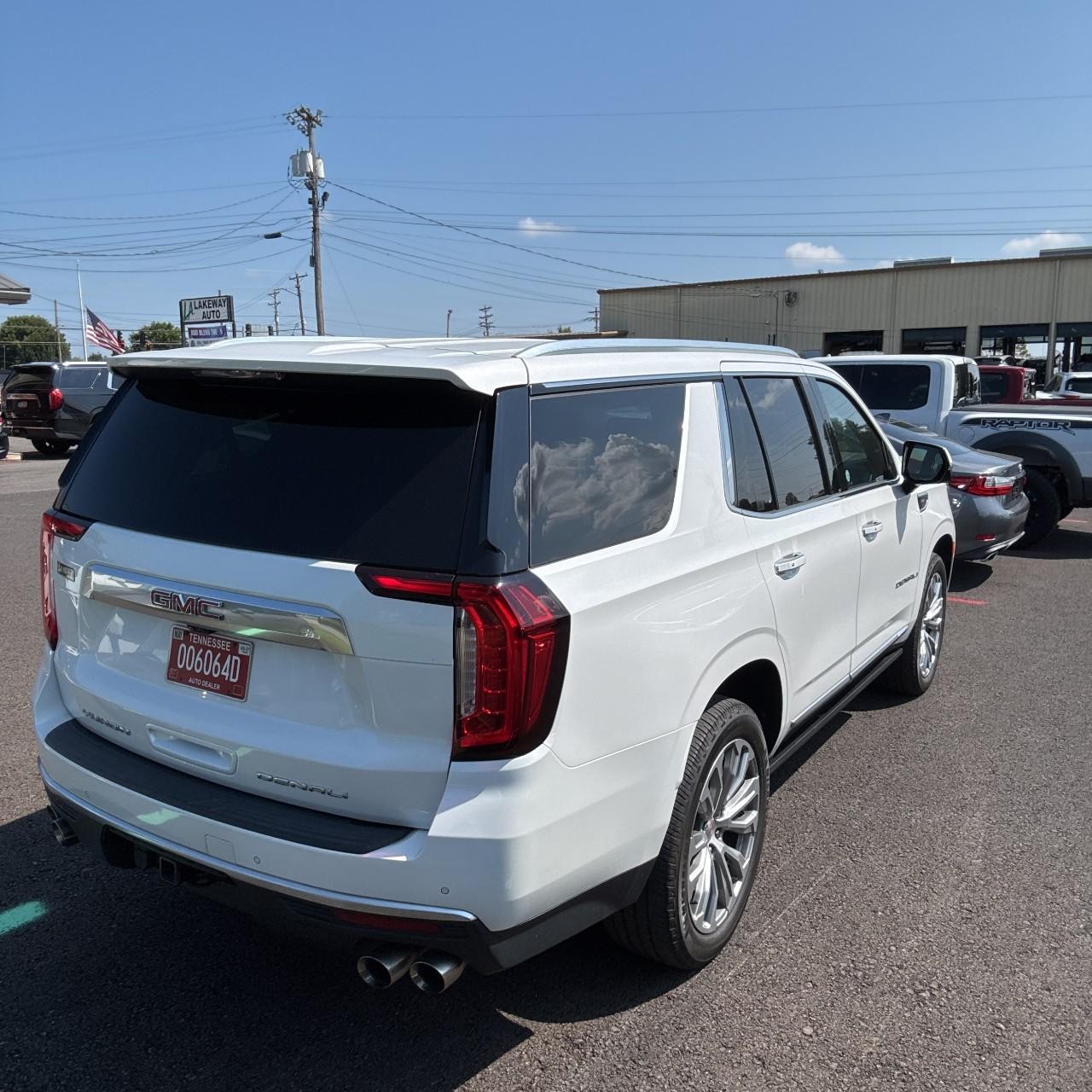 GMC Yukon Vehicle Full-screen Gallery Image 4