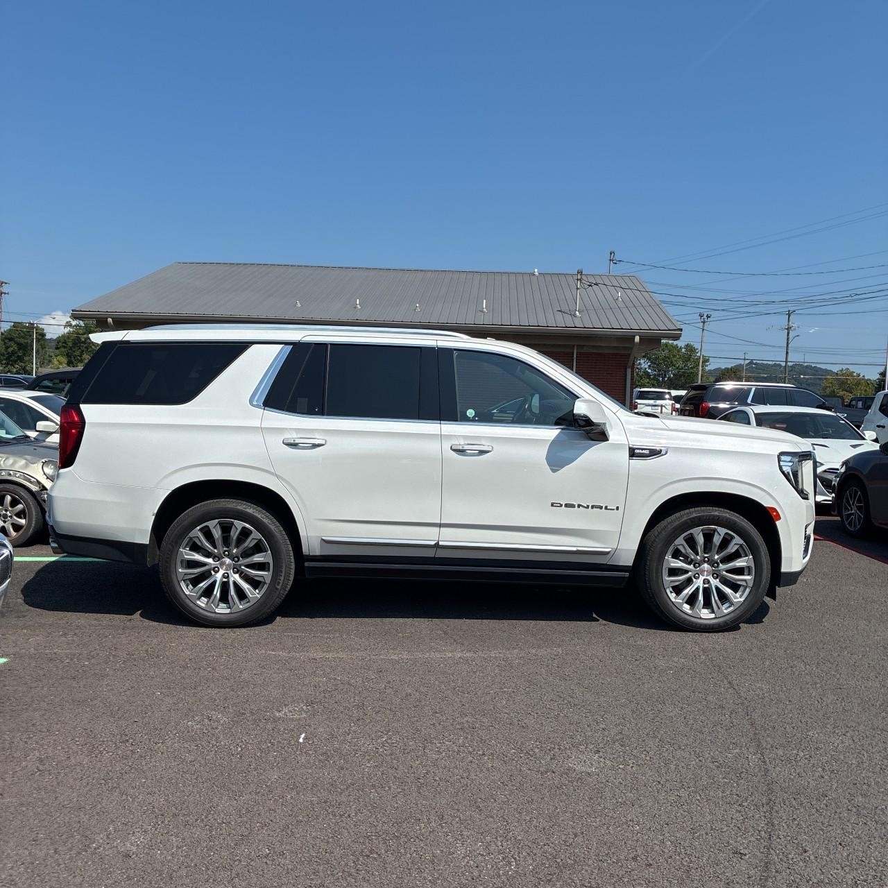 GMC Yukon Vehicle Full-screen Gallery Image 5