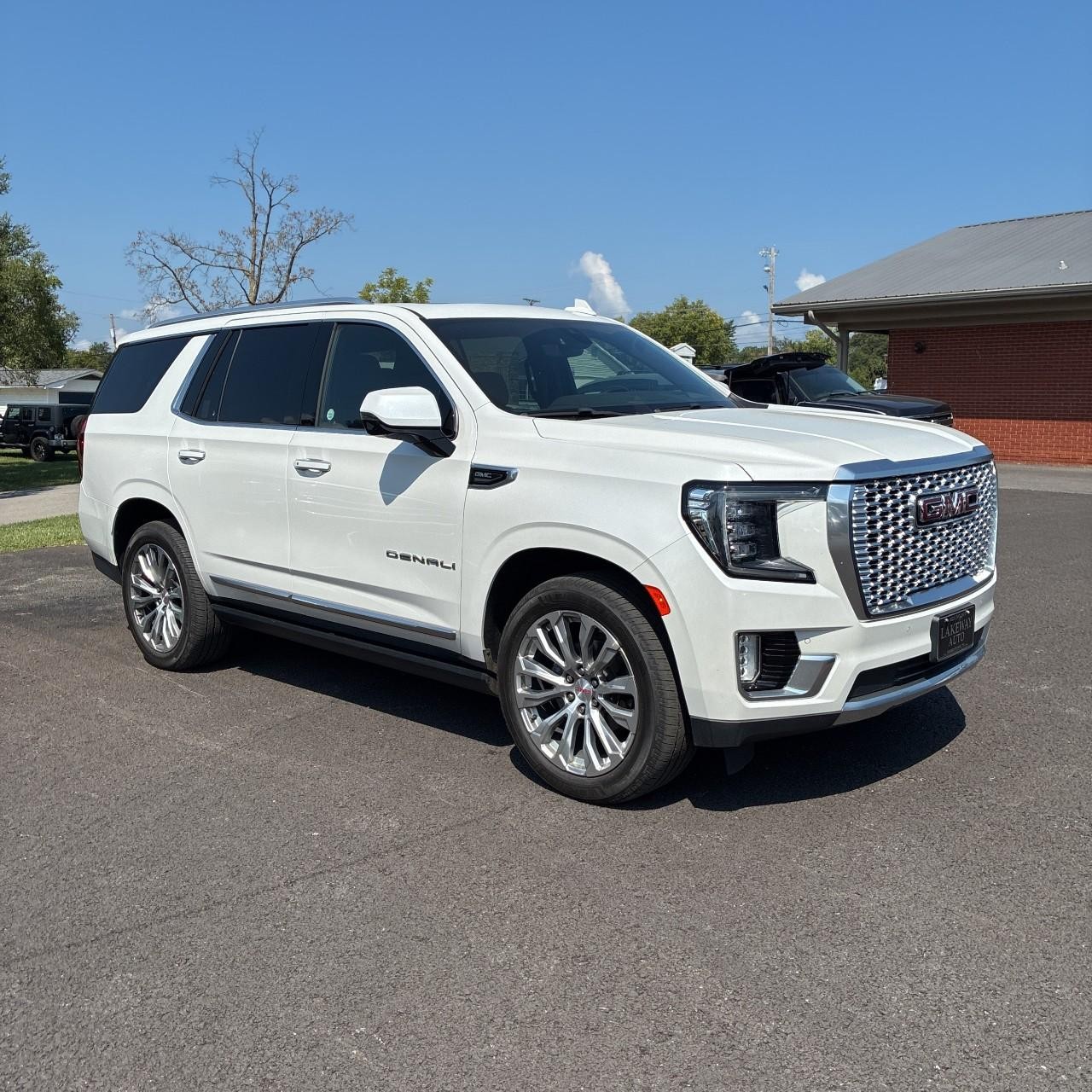 GMC Yukon Vehicle Full-screen Gallery Image 6
