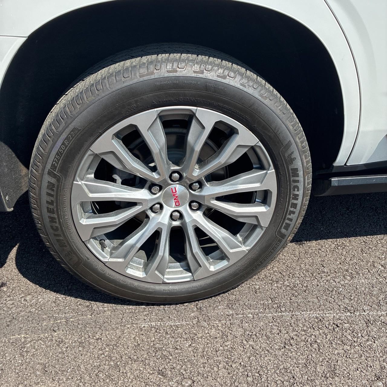 GMC Yukon Vehicle Full-screen Gallery Image 7