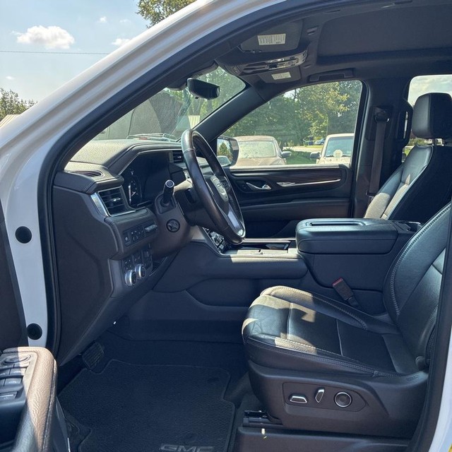 GMC Yukon Vehicle Full-screen Gallery Image 8