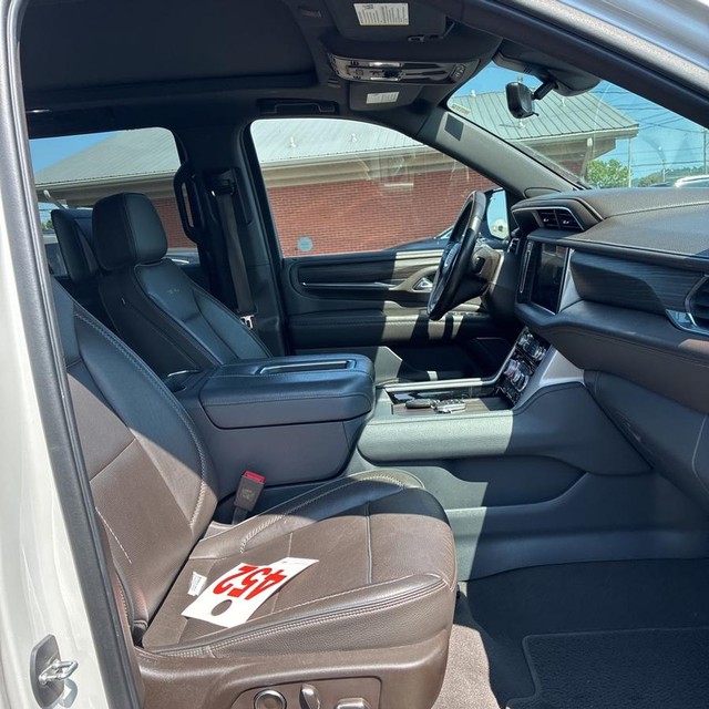 GMC Yukon Vehicle Full-screen Gallery Image 9