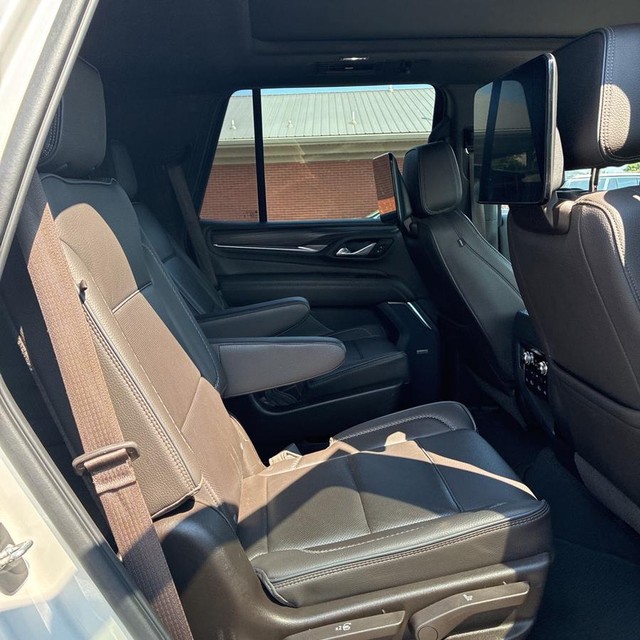 GMC Yukon Vehicle Full-screen Gallery Image 11