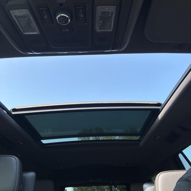 GMC Yukon Vehicle Full-screen Gallery Image 12