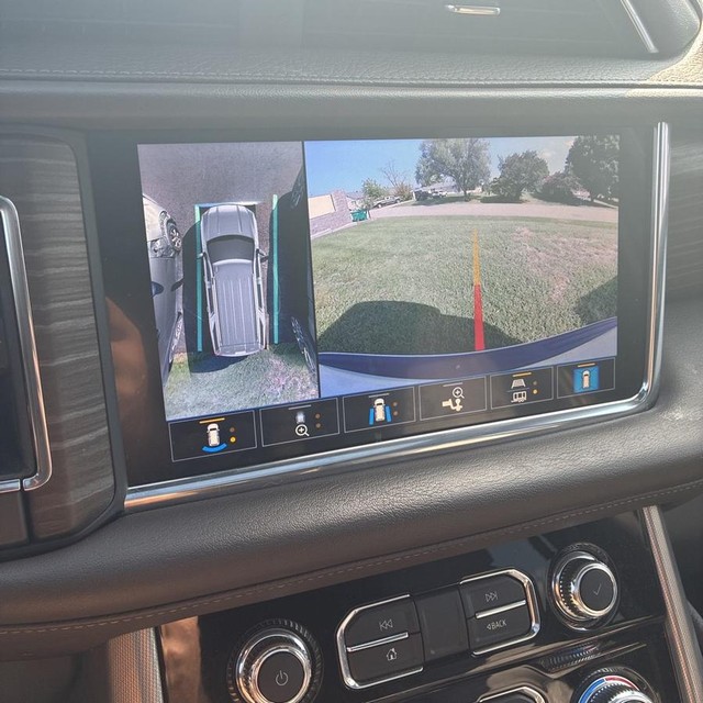 GMC Yukon Vehicle Full-screen Gallery Image 16