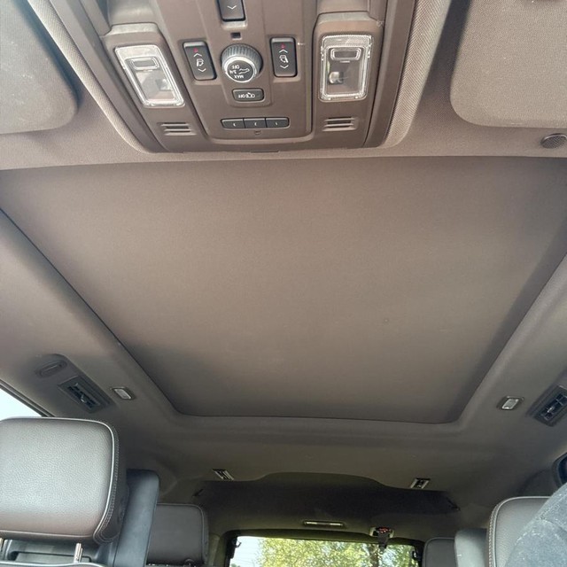 GMC Yukon Vehicle Full-screen Gallery Image 18
