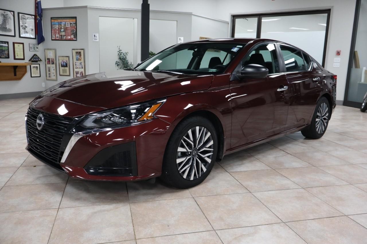 Nissan Altima Vehicle Full-screen Gallery Image 2