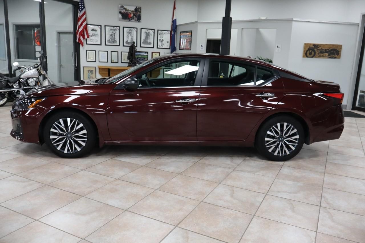 Nissan Altima Vehicle Full-screen Gallery Image 3