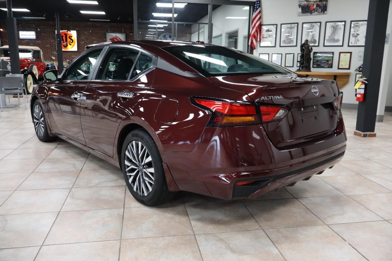 Nissan Altima Vehicle Full-screen Gallery Image 4