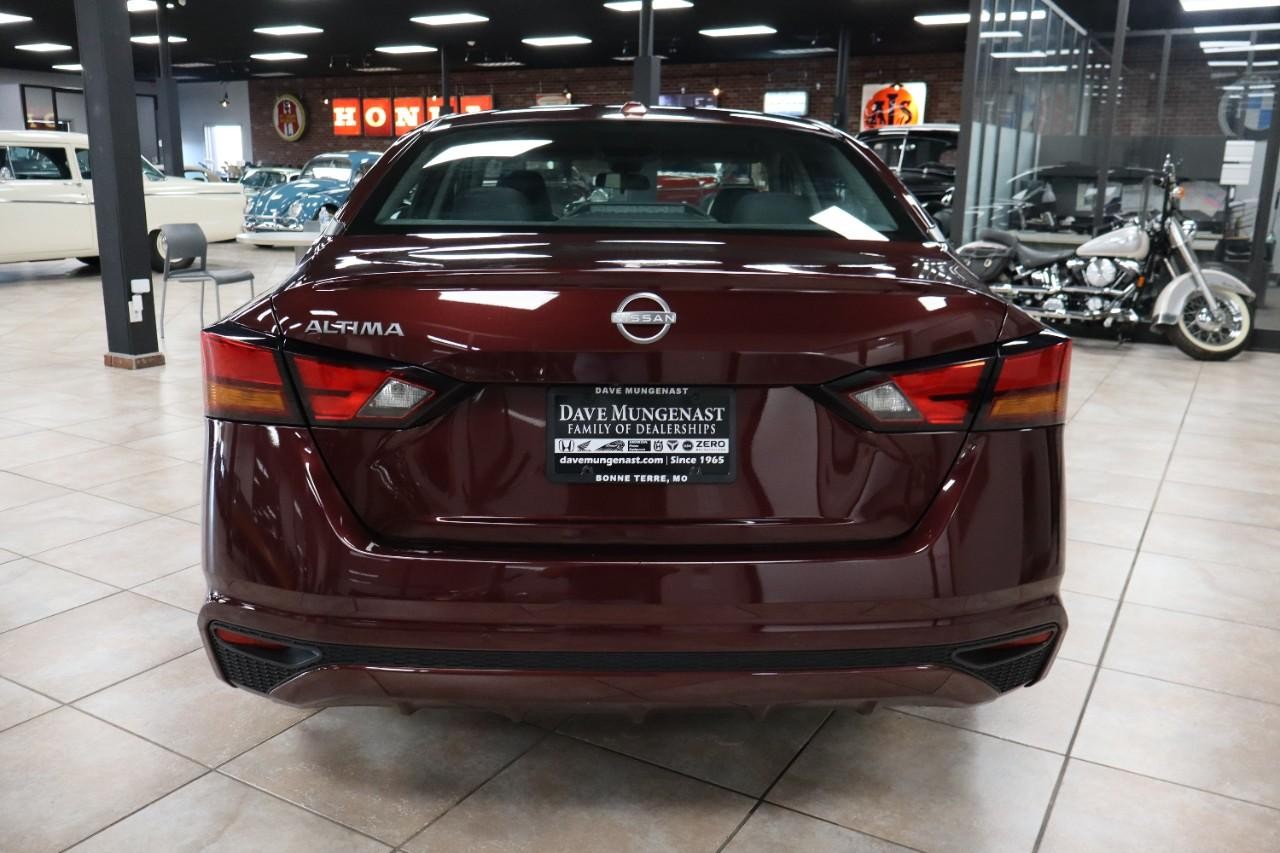 Nissan Altima Vehicle Full-screen Gallery Image 5