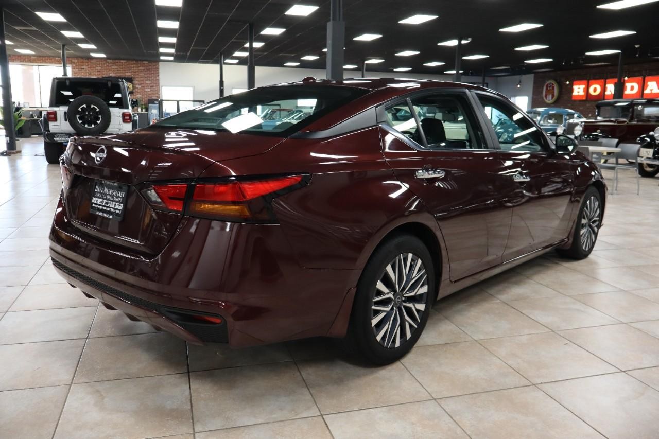 Nissan Altima Vehicle Full-screen Gallery Image 6