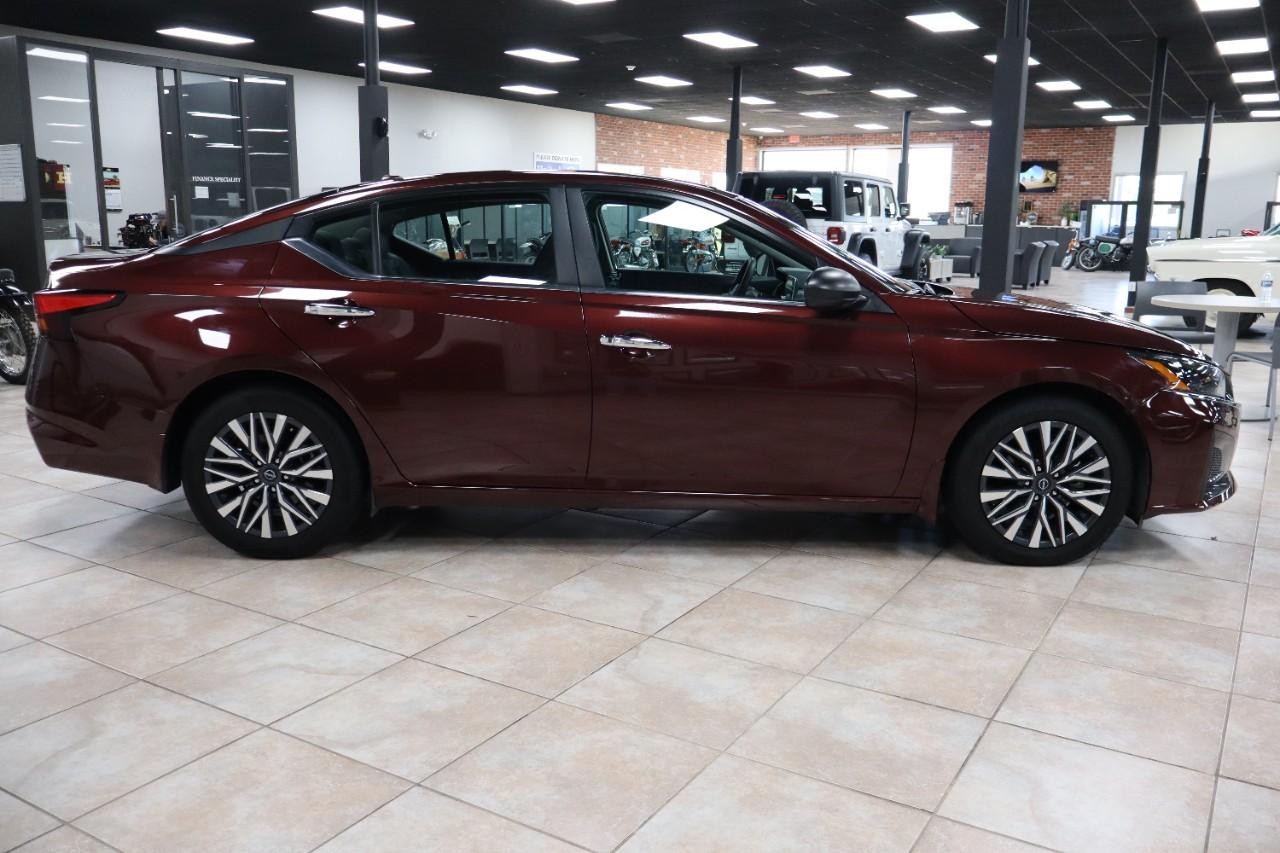 Nissan Altima Vehicle Full-screen Gallery Image 7