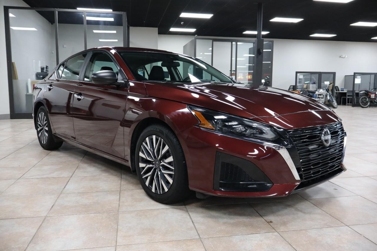 Nissan Altima Vehicle Full-screen Gallery Image 8