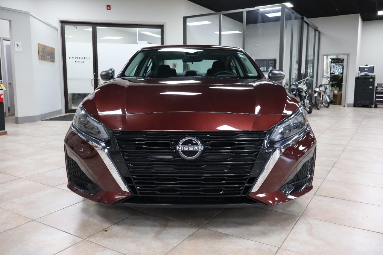 Nissan Altima Vehicle Full-screen Gallery Image 9