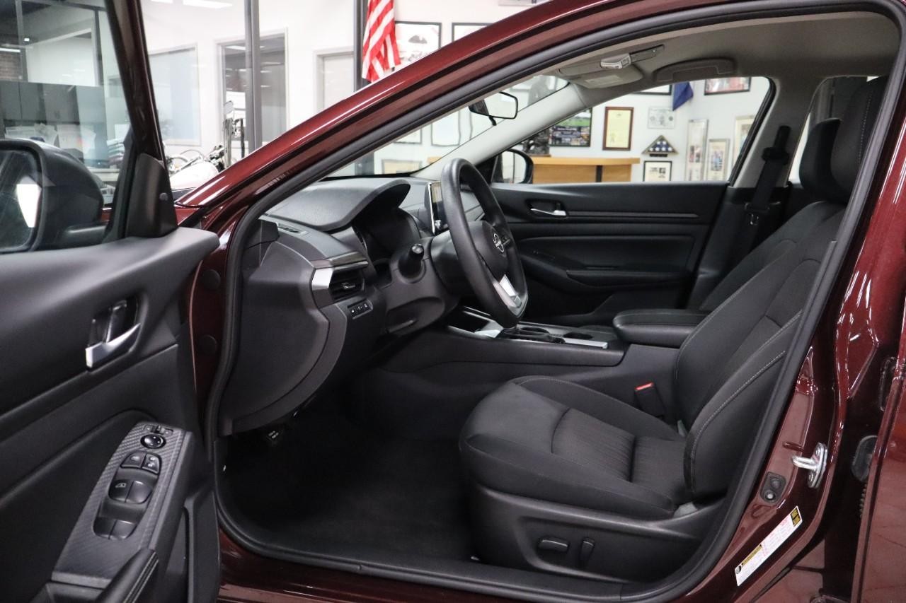 Nissan Altima Vehicle Full-screen Gallery Image 10