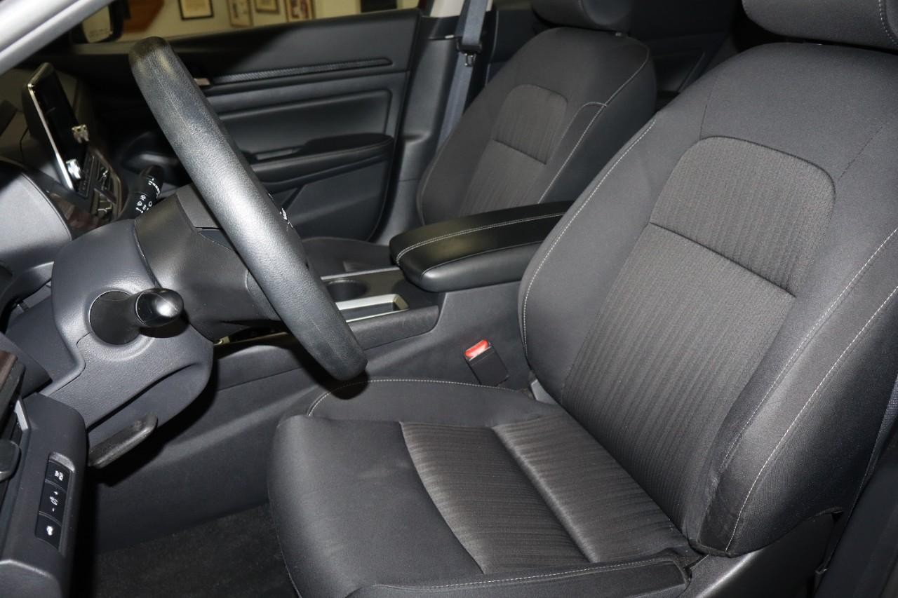 Nissan Altima Vehicle Full-screen Gallery Image 12