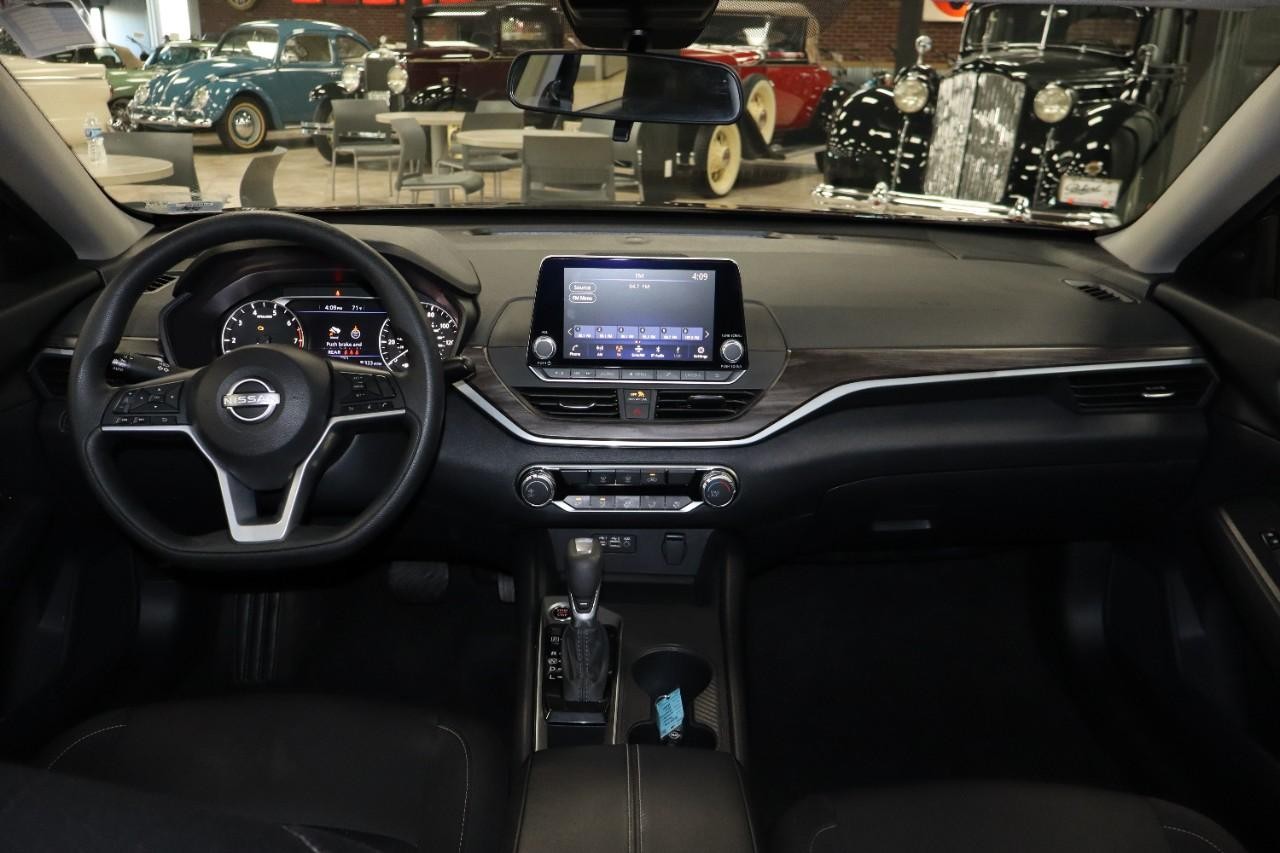 Nissan Altima Vehicle Full-screen Gallery Image 13