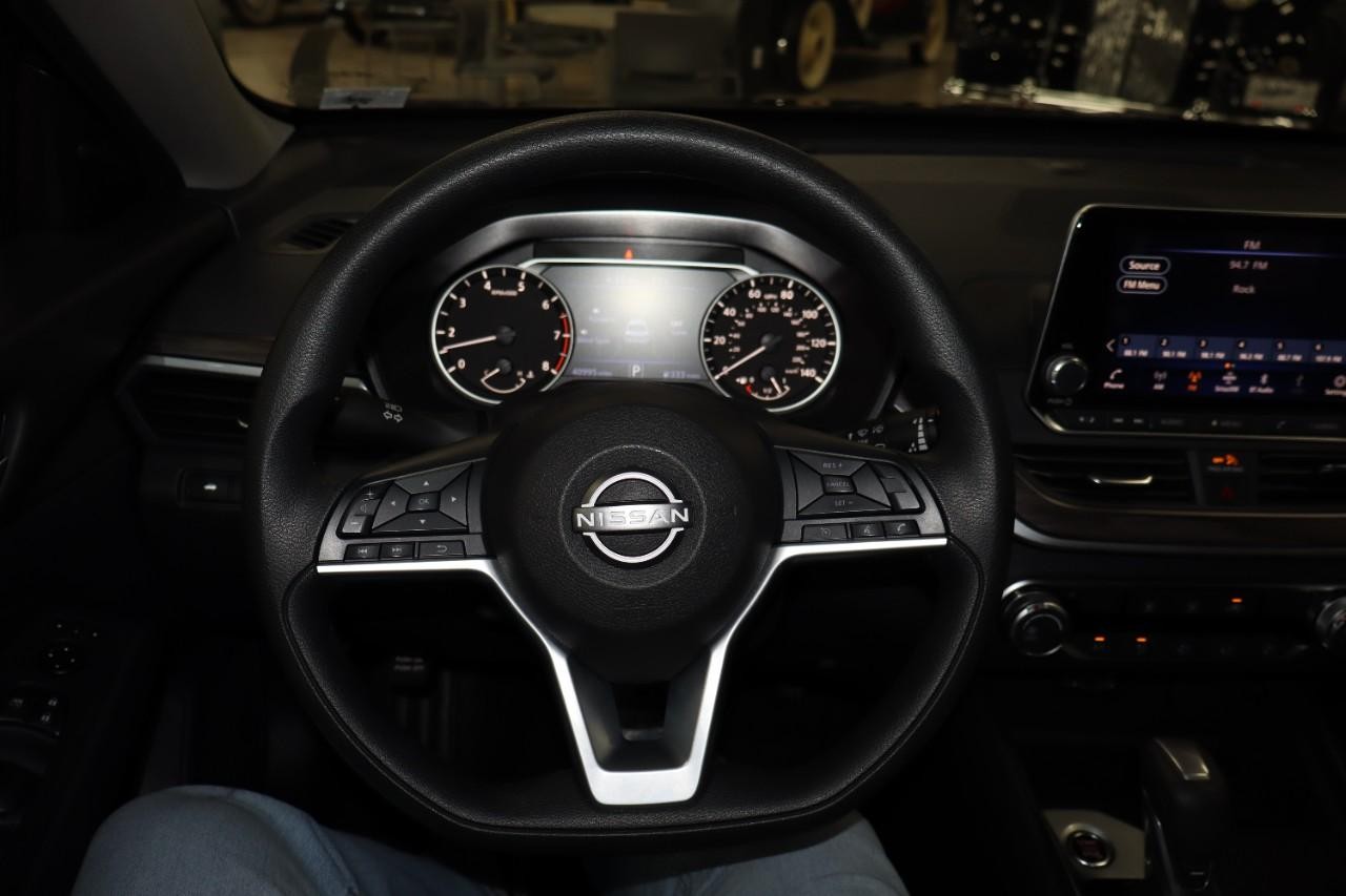 Nissan Altima Vehicle Full-screen Gallery Image 14