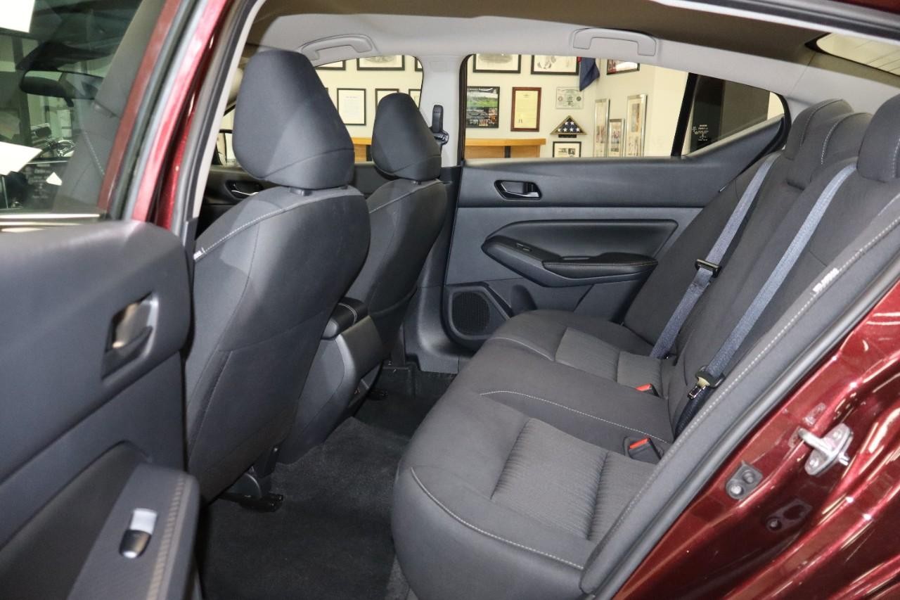 Nissan Altima Vehicle Full-screen Gallery Image 21