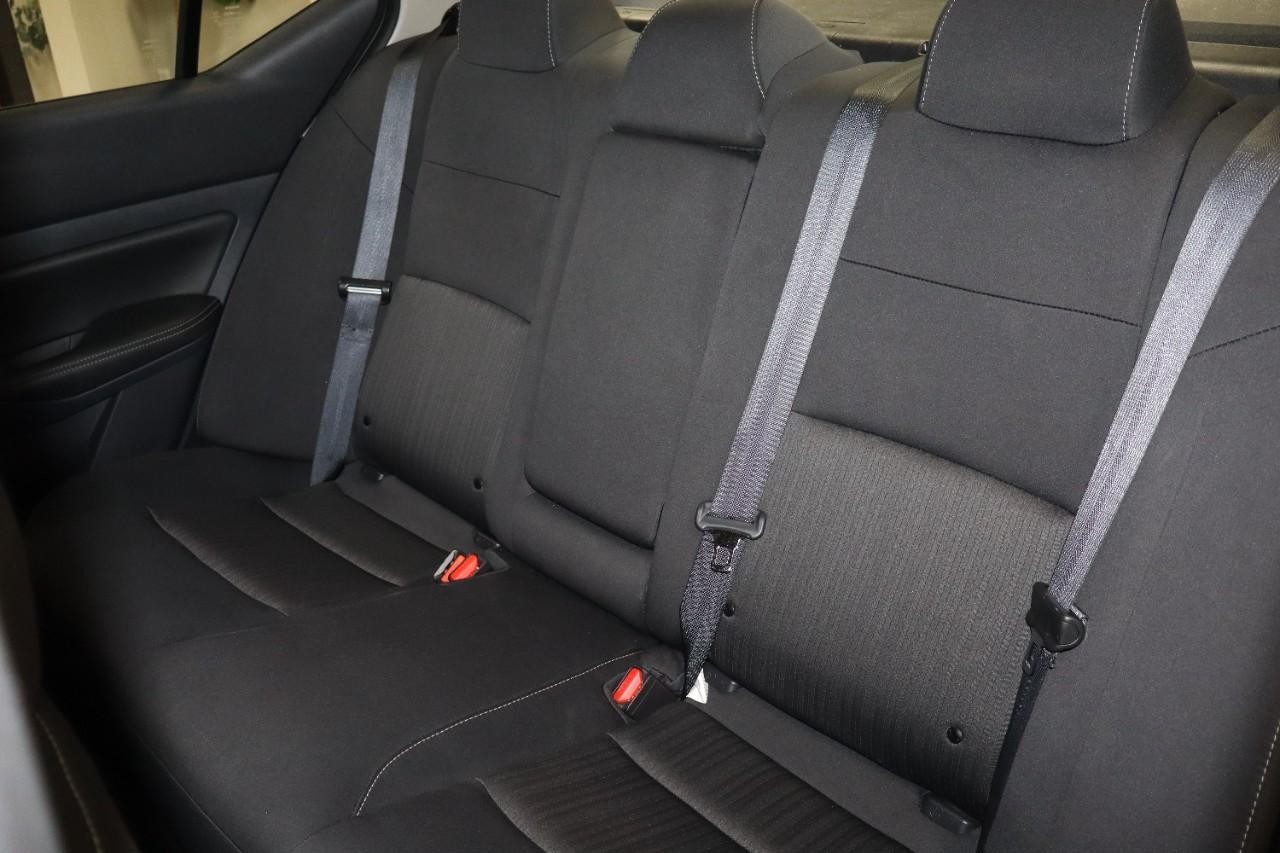 Nissan Altima Vehicle Full-screen Gallery Image 22