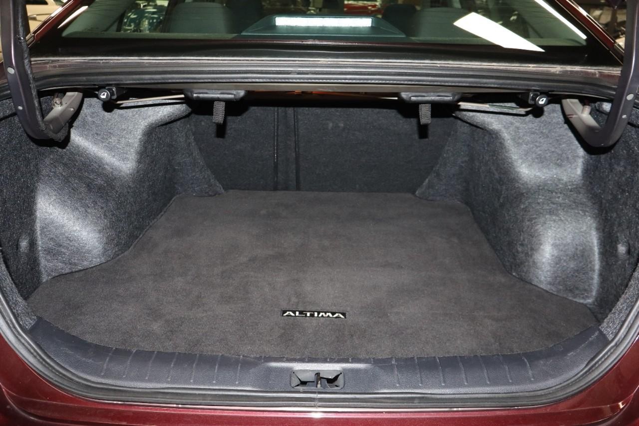 Nissan Altima Vehicle Full-screen Gallery Image 24