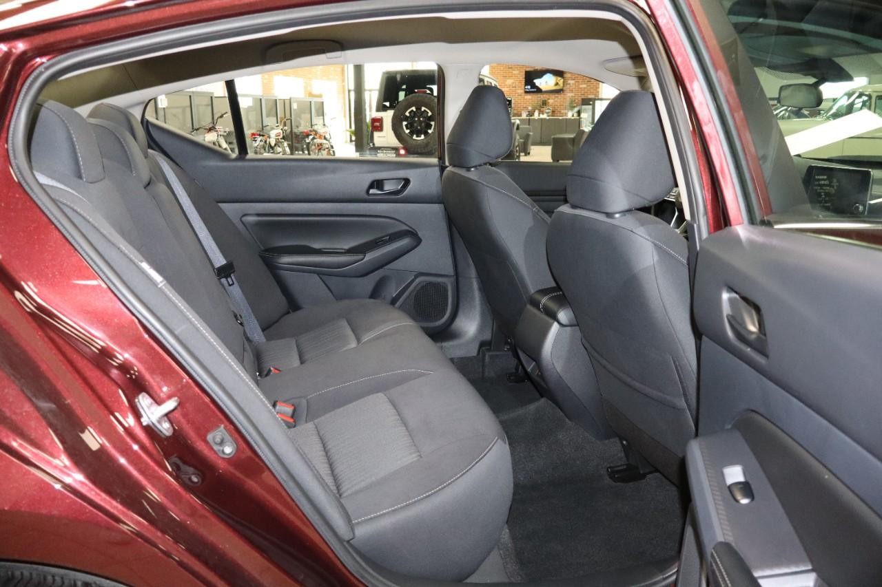 Nissan Altima Vehicle Full-screen Gallery Image 25