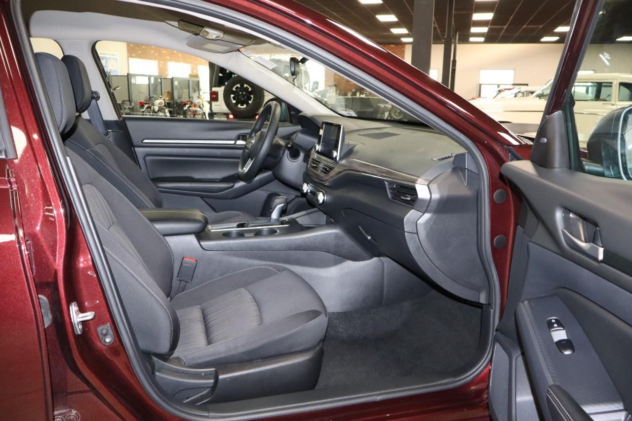 Nissan Altima Vehicle Full-screen Gallery Image 26