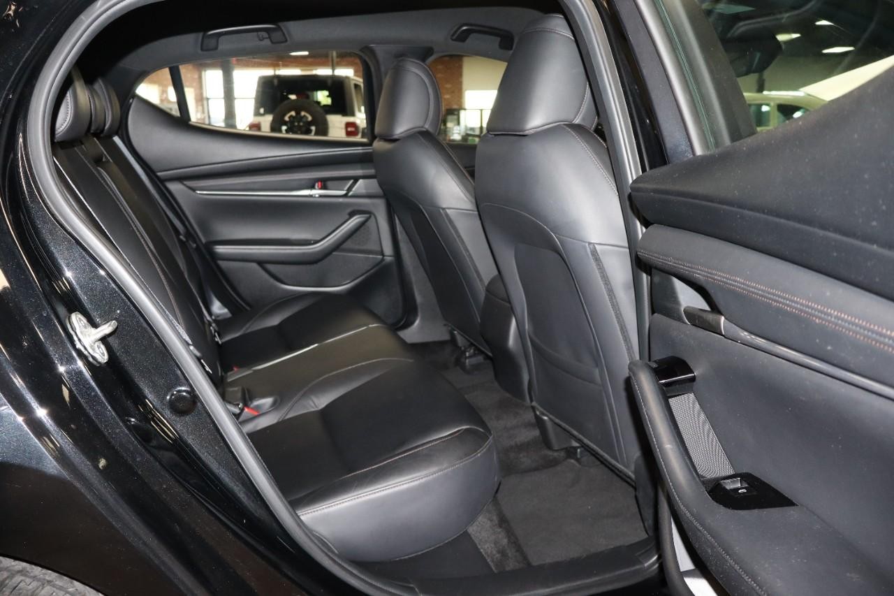 Mazda Mazda3 Hatchback Vehicle Full-screen Gallery Image 24