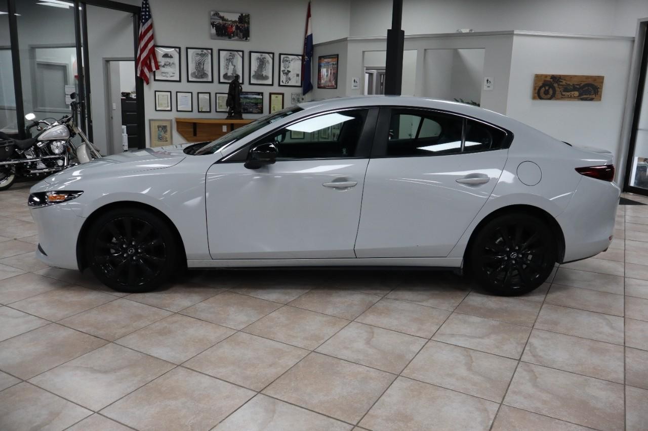 Mazda Mazda3 Sedan Vehicle Full-screen Gallery Image 3
