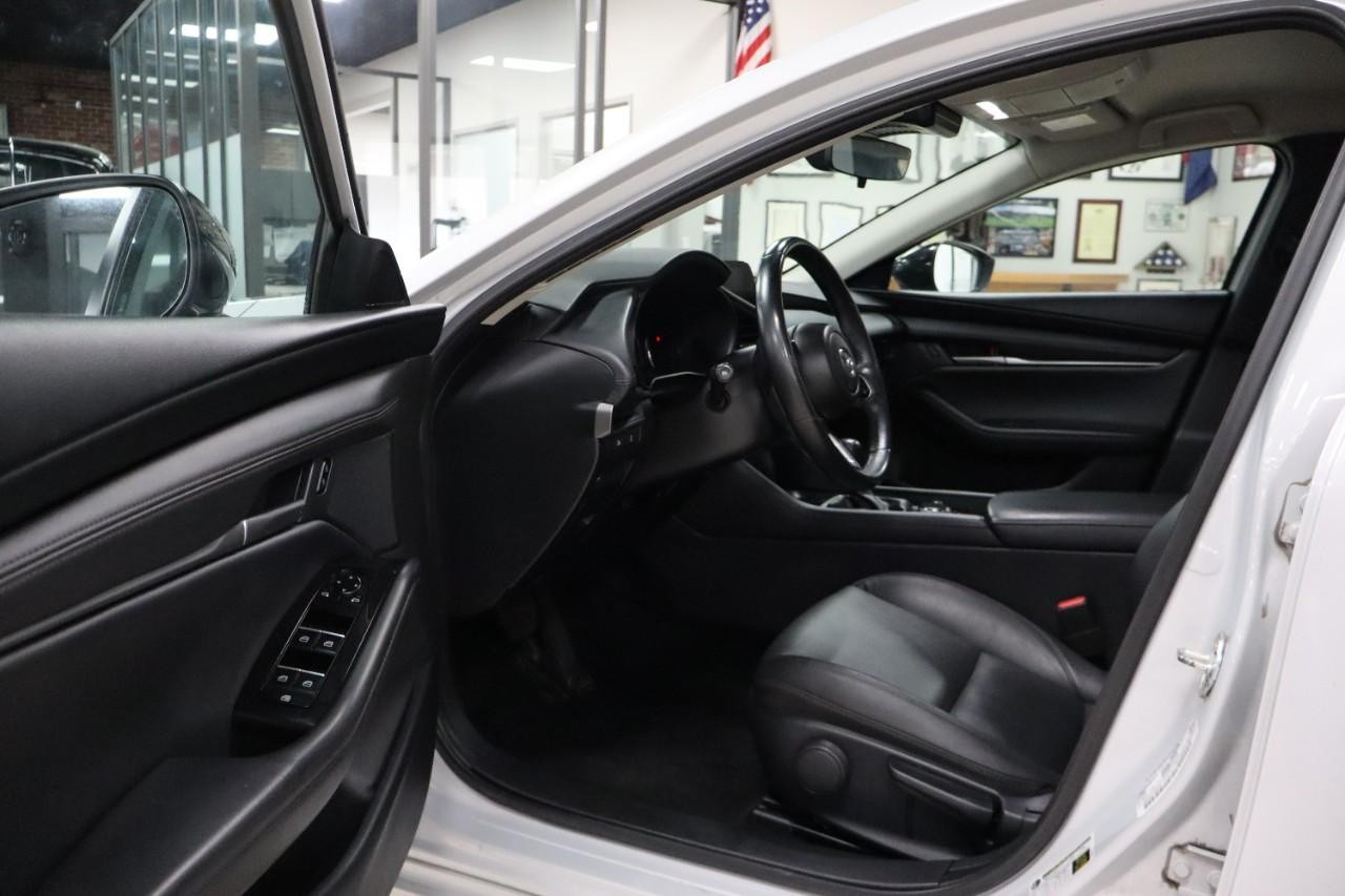 Mazda Mazda3 Sedan Vehicle Full-screen Gallery Image 10