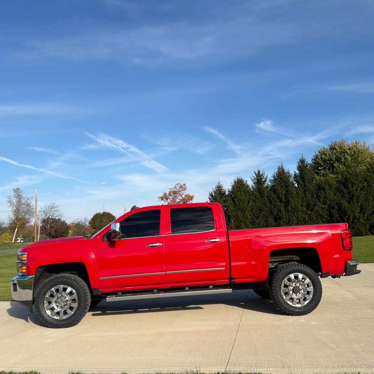 Chevrolet Silverado 2500HD Vehicle Full-screen Gallery Image 2