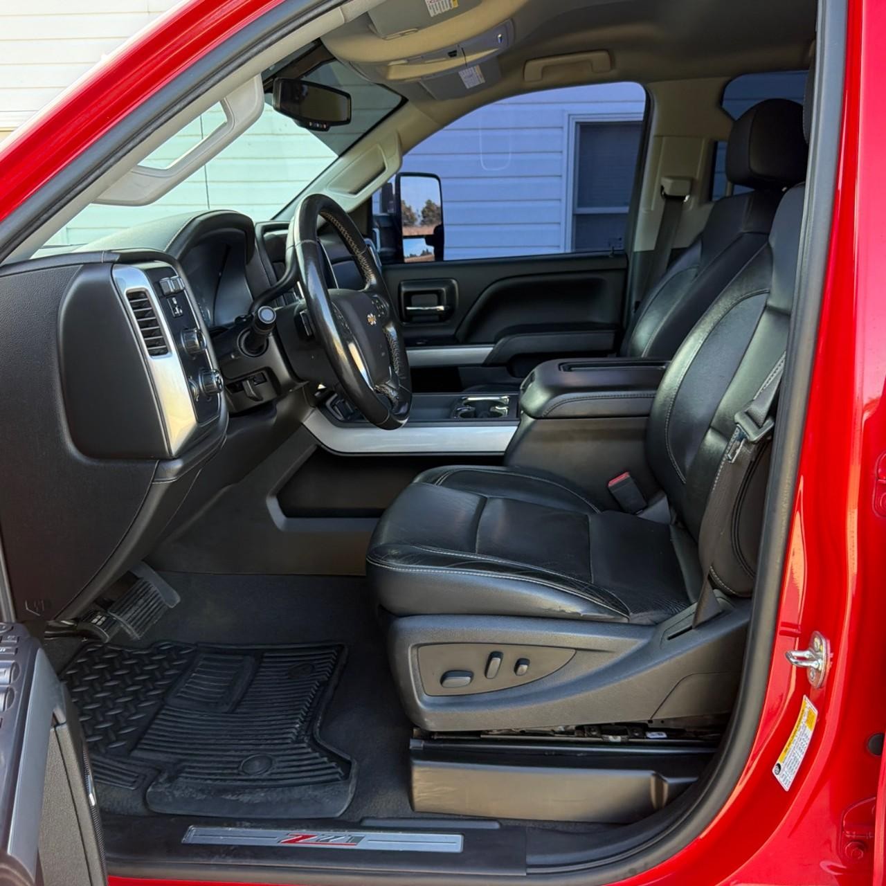 Chevrolet Silverado 2500HD Vehicle Full-screen Gallery Image 10