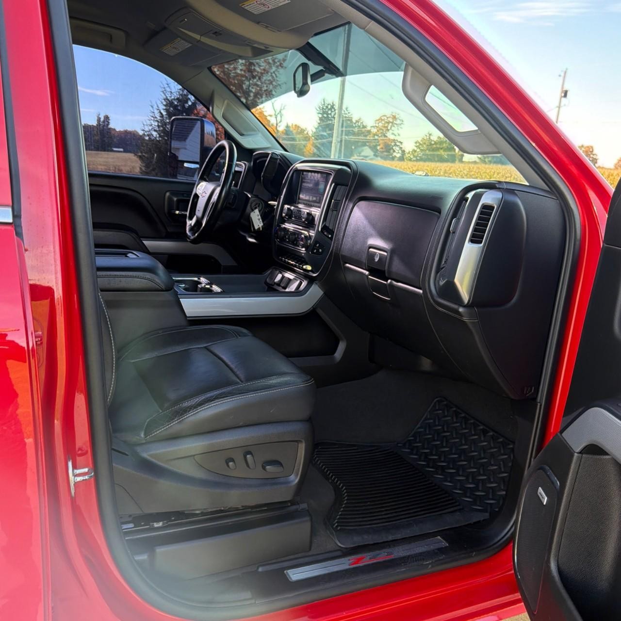 Chevrolet Silverado 2500HD Vehicle Full-screen Gallery Image 11