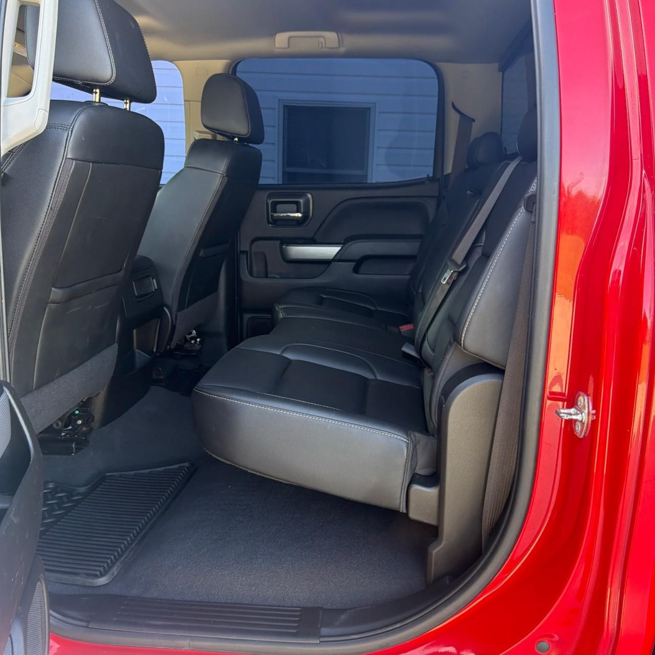 Chevrolet Silverado 2500HD Vehicle Full-screen Gallery Image 12