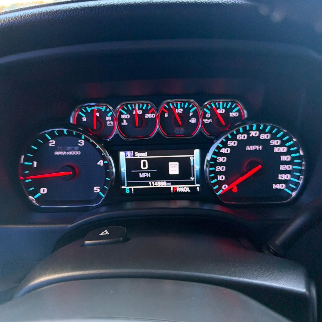 Chevrolet Silverado 2500HD Vehicle Full-screen Gallery Image 16