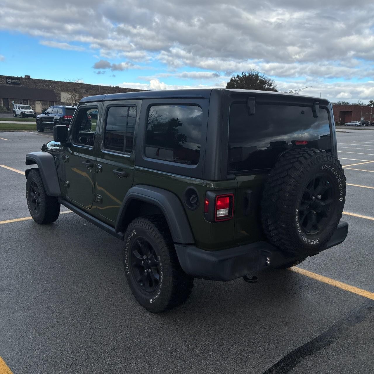 Jeep Wrangler Vehicle Full-screen Gallery Image 3