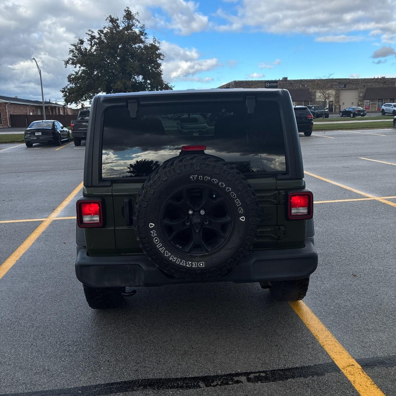 Jeep Wrangler Vehicle Full-screen Gallery Image 4