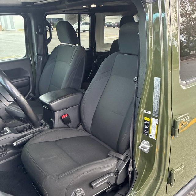 Jeep Wrangler Vehicle Full-screen Gallery Image 11