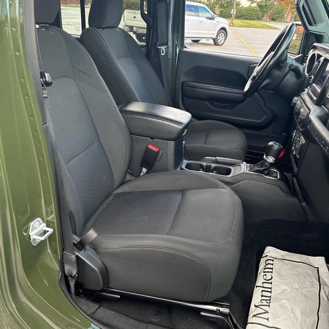 Jeep Wrangler Vehicle Full-screen Gallery Image 12