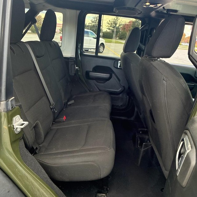 Jeep Wrangler Vehicle Full-screen Gallery Image 14