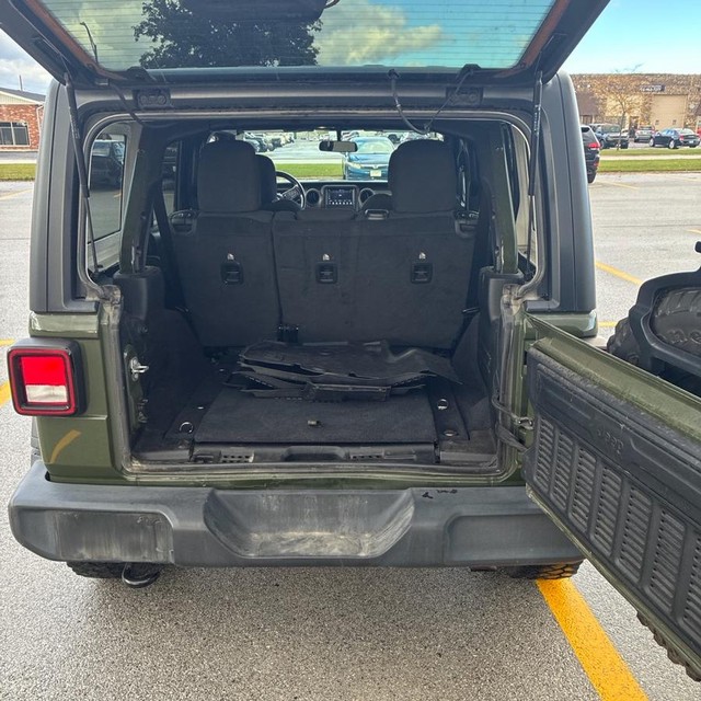 Jeep Wrangler Vehicle Full-screen Gallery Image 19