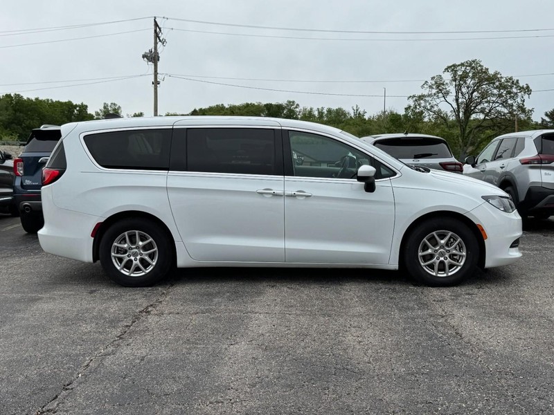 Chrysler Voyager Vehicle Full-screen Gallery Image 02