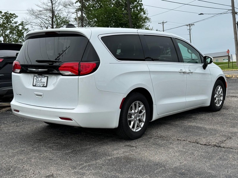 Chrysler Voyager Vehicle Full-screen Gallery Image 03