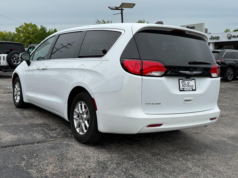 Chrysler Voyager Vehicle Full-screen Gallery Image 04