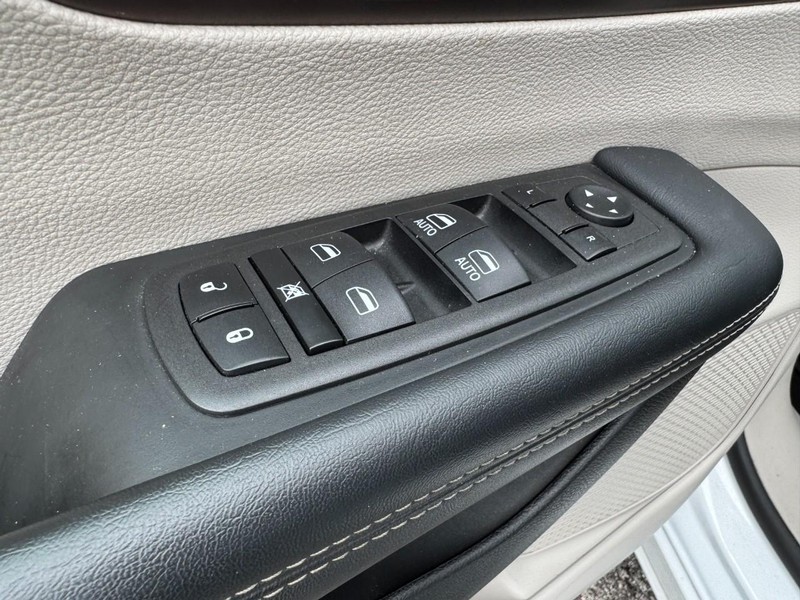 Chrysler Voyager Vehicle Full-screen Gallery Image 25
